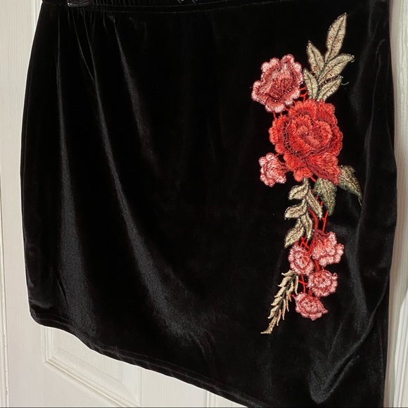 ๐ผ Boohoo floral embroidery velvet skirt - Picture 2 of 4